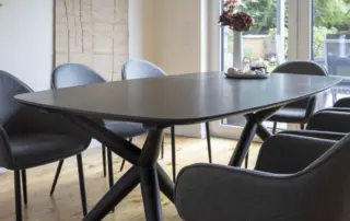 Moderner Esstisch in Eiche massiv und schwarz gebeizt maßangefertigt, Privatkunde ullmann tischlerei Oldenburg Esstisch Küchentisch oval Eiche massiv schwarz gebeizt Esszimmer ullmann tischlerei Oldenburg