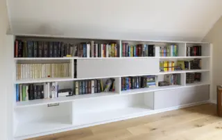 Highboard Bücherregal weiß anthrazit Ruheraum ullmann tischlerei Oldenburg