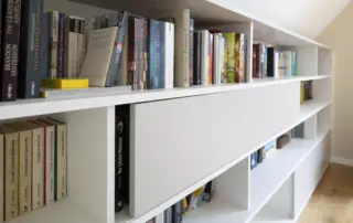 Highboard Bücherregal weiß anthrazit Ruheraum ullmann tischlerei Oldenburg