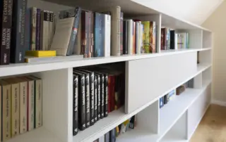 Highboard Bücherregal weiß anthrazit Ruheraum ullmann tischlerei Oldenburg