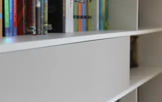 Highboard Bücherregal weiß anthrazit Ruheraum ullmann tischlerei Oldenburg