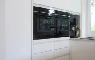 Küche mit Kücheninsel maßangefertigt Privatkunde ullmann tischlerei Oldenburg Küche weiß mit integriertem Backofen BORA offene Küche ullmann tischlerei Oldenburg