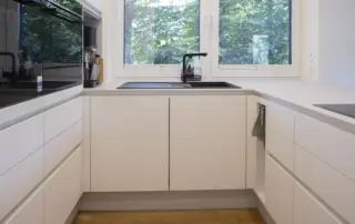 Küche mit Kücheninsel maßangefertigt Privatkunde ullmann tischlerei Oldenburg Küche weiß mit integrierten Elektrogeräten offene Küche ullmann tischlerei Oldenburg