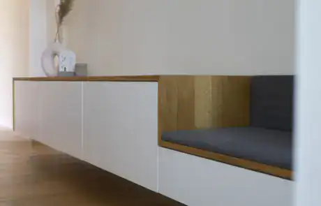 Sitzbank gepolstert mit weißen Fronten und Eiche massiv Akzenten Privatkunde ullmann tischlerei Oldenburg Sitzbank mit weißen Fronten und Eiche massiv Akzent maßangefertigt Flur Garderobe ullmann tischlerei Oldenburg