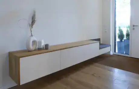 Sitzbank gepolstert mit weißen Fronten und Eiche massiv Akzenten Privatkunde ullmann tischlerei Oldenburg Sitzbank mit weißen Fronten und Eiche massiv Akzent maßangefertigt Flur Garderobe ullmann tischlerei Oldenburg