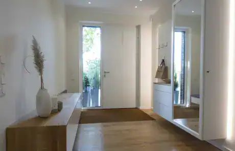 Sitzbank gepolstert mit weißen Fronten und Eiche massiv Akzenten Privatkunde ullmann tischlerei Oldenburg Sitzbank mit weißen Fronten und Eiche massiv Akzent maßangefertigt Flur Garderobe ullmann tischlerei Oldenburg