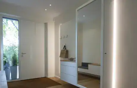 Garderobe mit beleuchtetem Spiegelschrank mit weißen Fronten maßangefertigt Privatkunde ullmann tischlerei Oldenburg Garderobe mit Spiegelschrank mit weißen Fronten maßangefertigt Flur Garderobe ullmann tischlerei Oldenburg