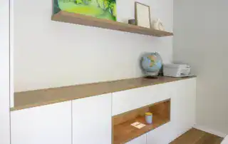 Sideboard weiß mit Eiche massiv Akzenten Privatkunde ullmann tischlerei Oldenburg Sideboard Büro beleuchtet mit Eiche massiv Akzent maßangefertigt ullmann tischlerei Oldenburg
