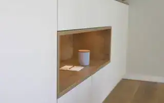 Sideboard weiß mit Eiche massiv Akzenten Privatkunde ullmann tischlerei Oldenburg Sideboard Büro beleuchtet mit Eiche massiv Akzent maßangefertigt ullmann tischlerei Oldenburg