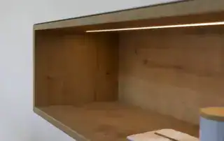 Sideboard weiß mit Eiche massiv Akzenten Privatkunde ullmann tischlerei Oldenburg Sideboard Büro beleuchtet mit Eiche massiv Akzent maßangefertigt ullmann tischlerei Oldenburg