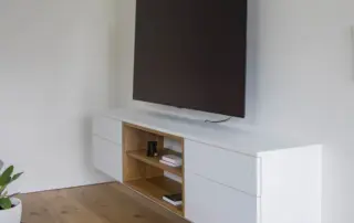 TV-Board hängend maßangefertigt, Privatkunde ullmann tischlerei Oldenburg TV-Regal hängend weiß mit Eiche massiv Akzenten Wohnzimmer ullmann tischlerei Oldenburg