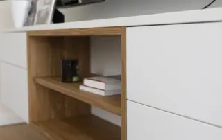 TV-Board hängend maßangefertigt, Privatkunde ullmann tischlerei Oldenburg TV-Regal hängend weiß mit Eiche massiv Akzenten Wohnzimmer ullmann tischlerei Oldenburg