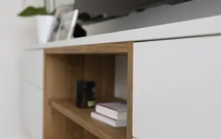 TV-Board hängend maßangefertigt, Privatkunde ullmann tischlerei Oldenburg TV-Regal hängend weiß mit Eiche massiv Akzenten Wohnzimmer ullmann tischlerei Oldenburg