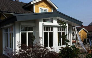 Anbau Wintergarten in weiß mit Satteldach